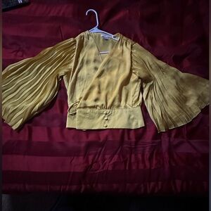 New never worn yellow Blouse with wide sleeves. Size medium.